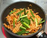 細麺だから具材と絡む！豚肉とニラのひやむぎ炒め作り方9写真