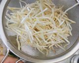 もやしと魚肉ソーセージの塩こしょう炒め作り方2写真