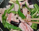 すき焼きのたれで豚バラ・なすピー生姜焼き作り方5写真