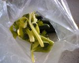 簡単、さっぱり！胡瓜とセロリの葉の和え物作り方1写真