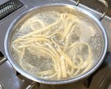 チャーハンと小麦粉を練り合わせて作るうどんの麺作り方12写真