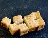 カヌレ型で！カニカマと厚揚げのチーズ焼き作り方3写真