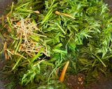 間引き人参（人参の葉）と豚肉の油炒め作り方2写真