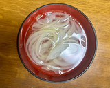 新玉ねぎのおすまし（水と白だし新玉ねぎ）作り方3写真
