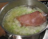 えんどう豆と骨付きベーコンのスープ作り方2写真
