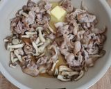 【豚肉ときのこのガリバタ醤油炒め】作り方3写真