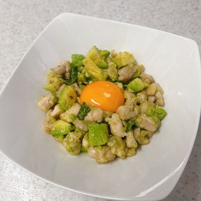 黄身が最高♪鶏肉とアボカドのタルタル風 by yummysunny
