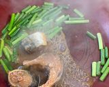 さば味噌煮缶でにんにくの芽とパプリカ炒め作り方3写真