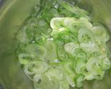 鶏挽肉とゴーヤのスープ作り方2写真