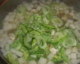 鶏挽肉とゴーヤのスープ作り方6写真