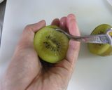 簡単！キウイの皮をムキムキ作り方1写真