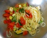 カプレーゼ風トマトとアボカドの冷製パスタ作り方4写真