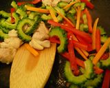 ゴーヤと鶏肉のグリーンカレー炒め作り方3写真