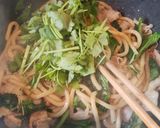 三つ葉と春菊と豚バラ肉の焼きうどん作り方11写真