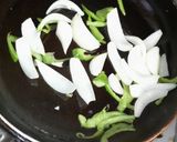 玉ねぎとピーマンのカレーケチャップ炒め作り方2写真