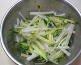 きゅうりと大根の鰹節醤油サラダ作り方1写真