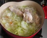 鶏手羽とキャベツのカレーコンソメスープ作り方2写真