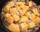 豚肉と玉葱を入れて　かぼちゃの甘辛煮作り方3写真