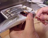 必見!!【割り箸】で魚の内臓を取る方法♥作り方1写真