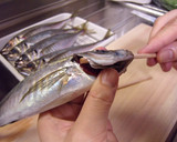 必見！！【割り箸】で魚の内臓を取る方法♥作り方2写真