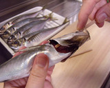 必見！！【割り箸】で魚の内臓を取る方法♥作り方3写真