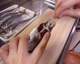 必見！！【割り箸】で魚の内臓を取る方法♥作り方4写真