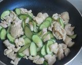 おつまみにピッタリ♪鶏皮ときゅうりの塩麹炒め作り方2写真