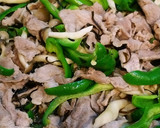 豚こま肉とピーマンとシメジの塩昆布炒め作り方1写真