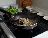 タイ風セロリと豚ひき肉のジンジャー炒め丼作り方8写真
