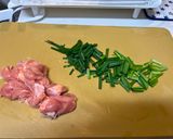 簡単！鳥肩肉のニラ玉炒め作り方1写真