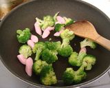 魚肉ソーセージとブロッコリーの炒め物作り方3写真