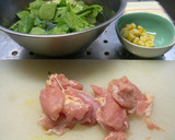鶏もも肉とほうれん草のチーズ炒め☆作り方1写真