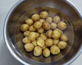 小じゃがいもとニンジンの甘塩煮作り方1写真