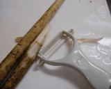 ピーラーで簡単♪ごぼうのささがき♪作り方1写真