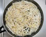鶏もも肉ともやしのピリ辛炒め煮作り方6写真