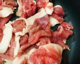豚こまぎれ肉と長ネギの玉かけスキヤキ炒め作り方1写真