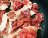 豚こまぎれ肉と長ネギの玉かけスキヤキ炒め作り方1写真