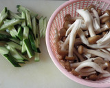 しめじときゅうりのオイマヨ炒め作り方1写真