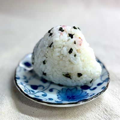 わかめご飯で梅干しおにぎり by かっちゃん杉 【クックパッド