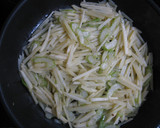 豚こま切れ肉とじゃがいもとセロリの炒め物作り方3写真