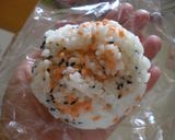 クルクルラップおにぎり（鮭ゴマ君）作り方2写真