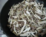 お好み茸のピリ辛そぼろ丼作り方3写真