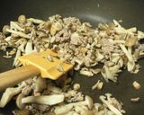 きのこと豚ひき肉のオイスターチャーハン❤作り方5写真