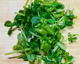 混ぜるだけ！超簡単トマト玉ねぎ豆苗サラダ作り方1写真