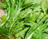 セロリの葉のカレー風味そぼろご飯作り方1写真