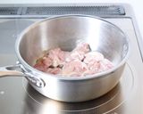 鶏肉の旨みが美味しい【大根と鶏の煮物】作り方3写真