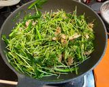 【男料理】子供と食べる豚肉豆苗入りニラ玉作り方3写真