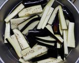 茄子とカニカマの味噌バター炒め作り方1写真