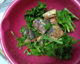 味付け不要、春菊とさば味噌缶のうま煮！作り方2写真