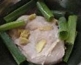中華前菜三種盛り合わせ「蒸鶏・くらげ・きゅうりの甘酢風味」作り方1写真